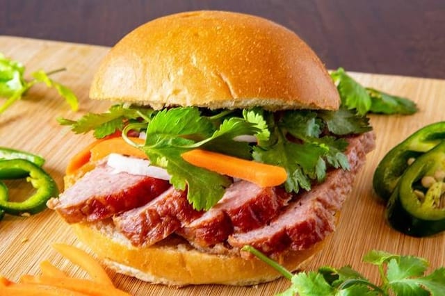 B22. BURGER GRILLED BEEF & PORK/BURGER BO NUONG